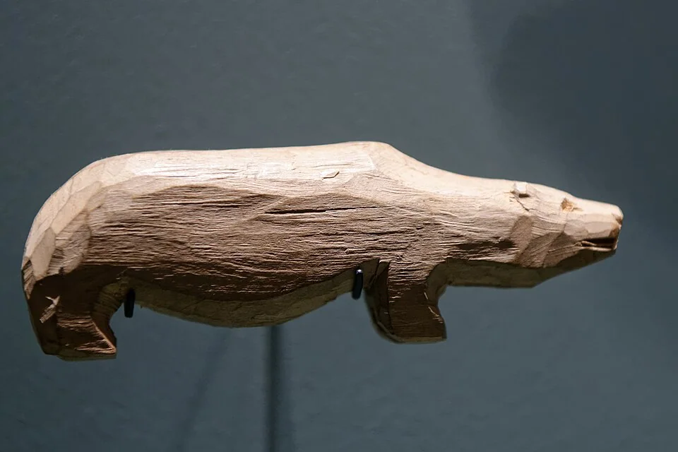 A Nivkh wooden bear figure in the Musée du quai Branly collection.